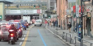 Genova, manifestanti bloccano piazza Verdi: traffico in tilt nella zona Coda via Canevari