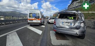 Autostrade, incidente in A7: bisarca scontra un’auto e scappa, tre feriti Incidente A7