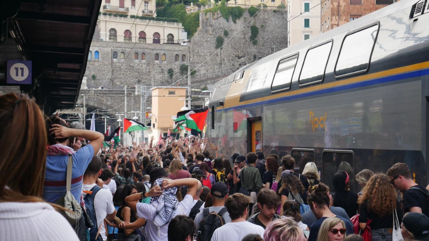 Manifestanti binari stazione Principe