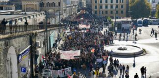 Sciopero generale a Genova, in atto i primi cortei: disagi al traffico in città Manifestazione studenti Palestina 3 ottobre
