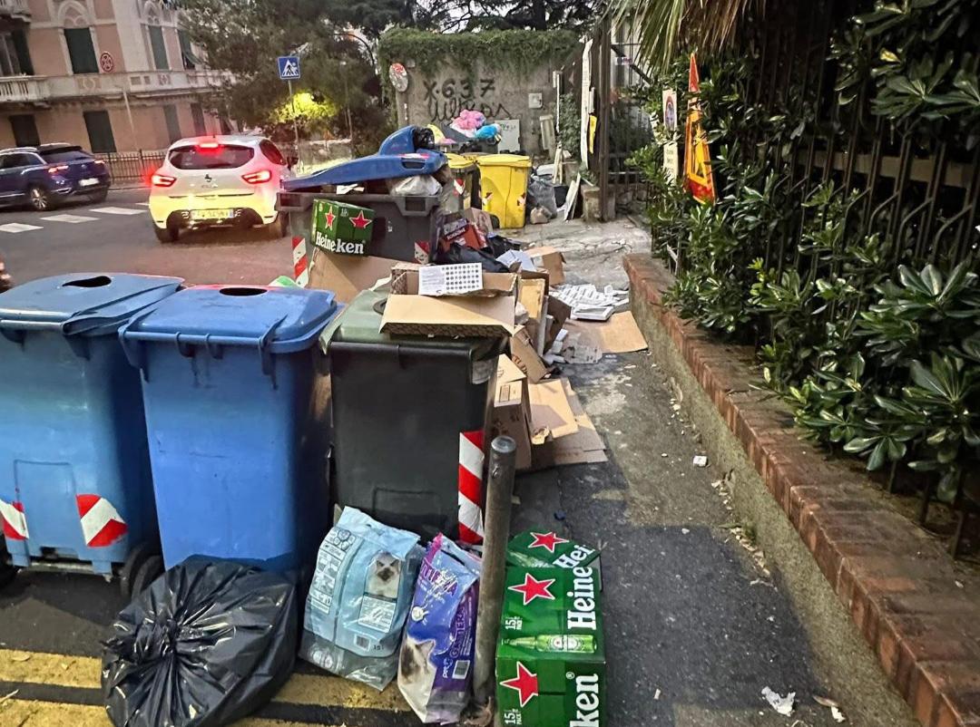 Rifiuti abbandonati Sampierdarena