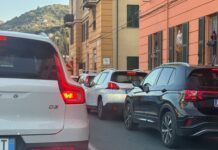 Genova, presidio dei lavoratori Amiu: traffico in tilt in val Bisagno Traffico val Bisagno
