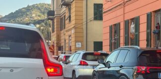 Genova, presidio dei lavoratori Amiu: traffico in tilt in val Bisagno Traffico val Bisagno