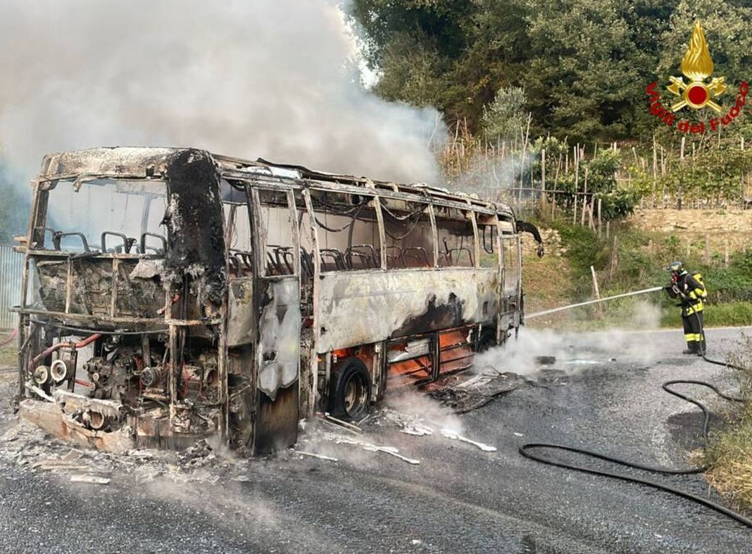 autobus fiamme Orco Feglino TPL
