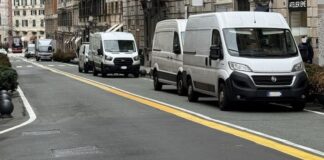 Genova, sosta selvaggia in via Roma, la denuncia dell’ex assessore al Traffico via roma genova sosta vietata