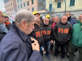 Genova, Bucci incontra i lavoratori ex Ilva in sciopero. Proseguono le proteste Bucci lavoratori ex Ilva