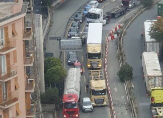 Genova, traffico completamente in tilt in città dopo la chiusura dell’A10 Traffico Genova