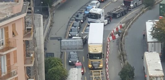 Genova, sciopero lavoratori ex Ilva: traffico bloccato, città spezzata in due Traffico Genova