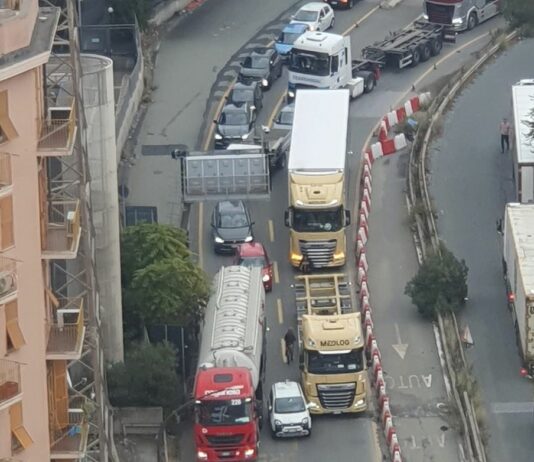 Genova, traffico completamente in tilt in città dopo la chiusura dell’A10 Traffico Genova
