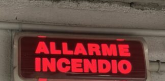 Genova, allarme anti incendio nel palazzo della Feltrinelli, arrivano i vigili del fuoco allarme anti incendio