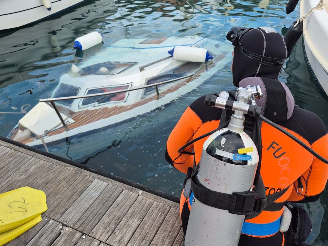 barca affondata Porto Antico Genova