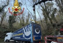 La Spezia, camion incastrato sulle alture, arrivano i vigili del fuoco camion incastrato la spezia