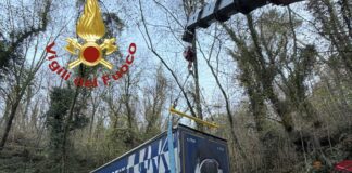 La Spezia, camion incastrato sulle alture, arrivano i vigili del fuoco camion incastrato la spezia