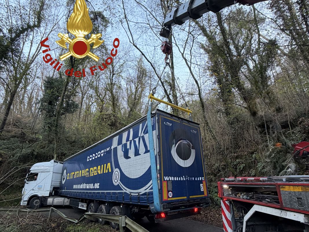 camion incastrato la spezia