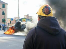 Ex Ilva, il corteo dei lavoratori diretto a Cornigliano. Riaperti i caselli autostradali ex Ilva corteo fuochi Genova