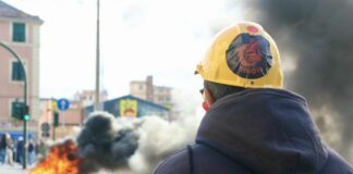 Genova, protesta lavoratori ex Ilva: chiuse via Cornigliano e la Guido Rossa ex Ilva corteo fuochi Genova