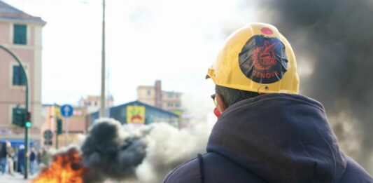 Ex Ilva, tavolo urgente a Roma ma a Genova resta il blocco ex Ilva corteo fuochi Genova