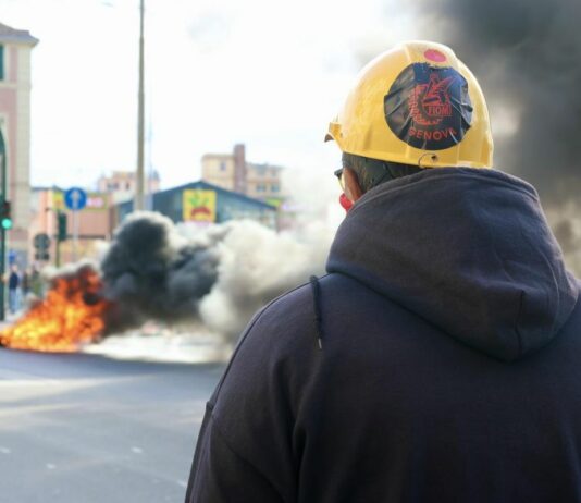 Ex Ilva, tavolo urgente a Roma ma a Genova resta il blocco ex Ilva corteo fuochi Genova