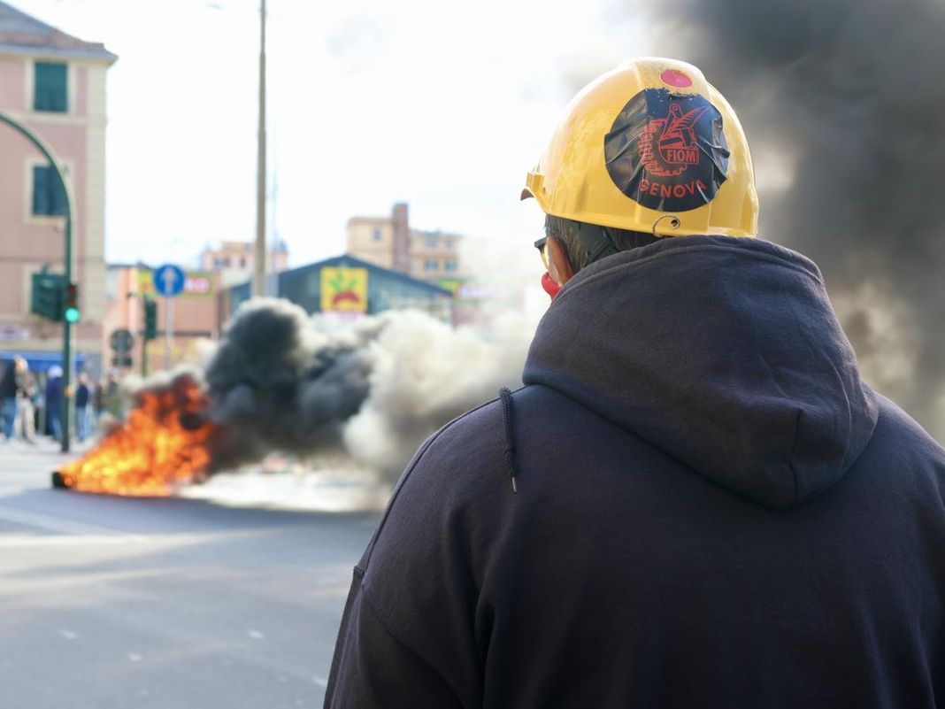 ex Ilva corteo fuochi Genova