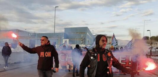 Ex Ilva, il 28 novembre incontro a Roma col Ministro. Al momento rimane il presidio ex ilva protesta cornigliano