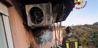 Pontedecimo, in fiamme il condizionatore su un poggiolo, ragazza ferita incendio condizionatore via fratelli gazzo pontedecimo