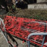 panchina rossa imbrattata a Sestri Ponente