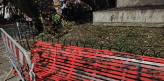Genova, imbrattata prima dell’inaugurazione la panchina rossa di Sestri Ponente panchina rossa imbrattata a Sestri Ponente