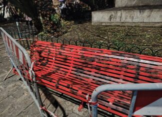 Genova, imbrattata prima dell’inaugurazione la panchina rossa di Sestri Ponente panchina rossa imbrattata a Sestri Ponente