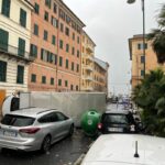 Genova, tromba d’aria a Pegli, camion ribaltato per strada Pegli tromba d'aria 15 novembre 2025