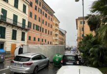Genova, tromba d’aria a Pegli, camion ribaltato per strada Pegli tromba d'aria 15 novembre 2025