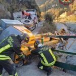 Voltri, gru si ribalta in via delle Fabbriche, arrivano i vigili del fuoco incidente via delle fabbriche