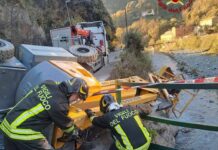 Voltri, gru si ribalta in via delle Fabbriche, arrivano i vigili del fuoco incidente via delle fabbriche