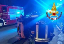 Genova, auto si ribalta su un fianco in via Hermada, due feriti Sestri Ponente Genova incidente 24 novembre 2024 via hermada