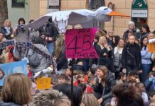 Genova, Teatro in strada a Sestri Ponente con Moby Dick e gli studenti Sestri Ponente Moby Dick performance teatro strada