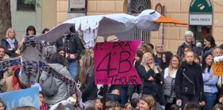 Genova, Teatro in strada a Sestri Ponente con Moby Dick e gli studenti Sestri Ponente Moby Dick performance teatro strada