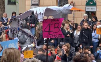 Genova, Teatro in strada a Sestri Ponente con Moby Dick e gli studenti Sestri Ponente Moby Dick performance teatro strada