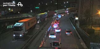 Genova, traffico ancora paralizzato: in migliaia bloccati in coda per ore traffico ingresso Genova Ovest