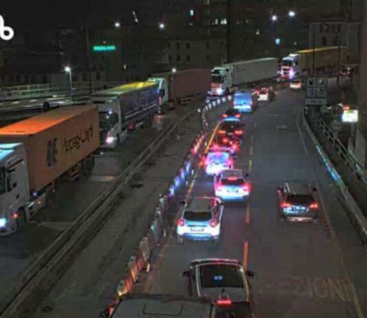 Genova, traffico ancora paralizzato: in migliaia bloccati in coda per ore traffico ingresso Genova Ovest
