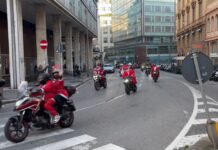 Genova, tra le vie della città corteo dei Babbi Natale in moto Babbi Natale moto Genova
