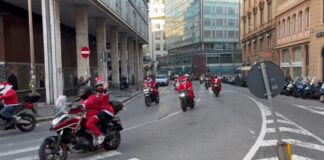 Genova, tra le vie della città corteo dei Babbi Natale in moto Babbi Natale moto Genova