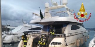 Chiavari, a fuoco uno yatch di 20 metri: intervento dei vigili del fuoco Chiavari yatch a fuoco
