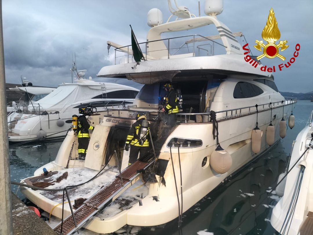 Chiavari yatch a fuoco