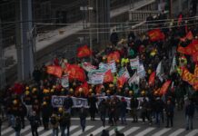 Genova, sciopero metalmeccanici: corteo prosegue in direzione centro Corteo lavoratori ex Ilva