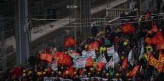 Genova, sciopero metalmeccanici: corteo prosegue in direzione centro Corteo lavoratori ex Ilva