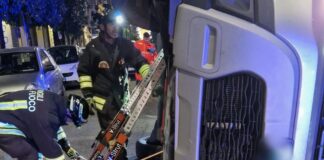 La Spezia, auto ribaltata in corso Cavour, un ferito auto ribaltata La Spezia