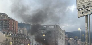 Genova, scontri prima di Genoa-Inter: mezzi a fuoco fuori dal Ferraris