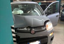 Genova, paura nel parcheggio Coop di corso Europa: macchina si schianta contro un pilone Incidente Coop Corso Europa