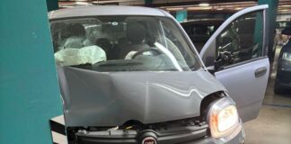 Genova, paura nel parcheggio Coop di corso Europa: macchina si schianta contro un pilone Incidente Coop Corso Europa