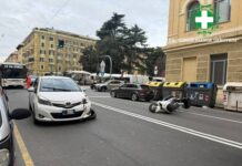 Genova, incidente auto-moto in piazza Palermo: ferito un uomo Incidente piazza Palermo