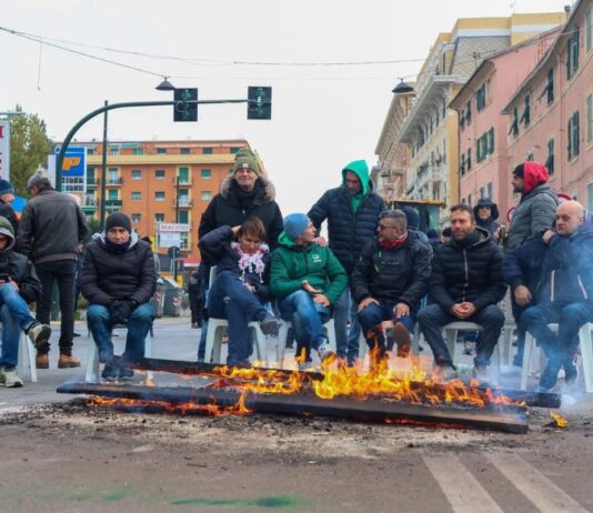Ex Ilva, ripreso il presidio: chiuse via Cornigliano e la Guido Rossa Presidio ex Ilva Cornigliano